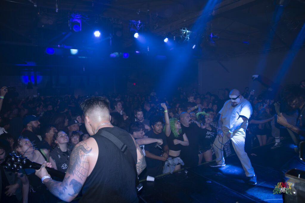 Desmadre by Taylor Wong