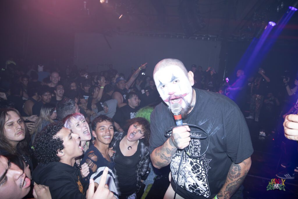 Desmadre by Taylor Wong